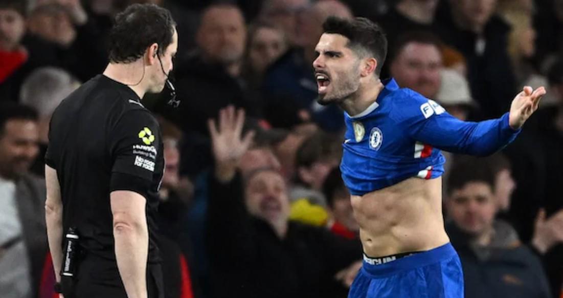 本赛季切尔西被红牌罚下9人，差2人就可以组成一套首发阵容