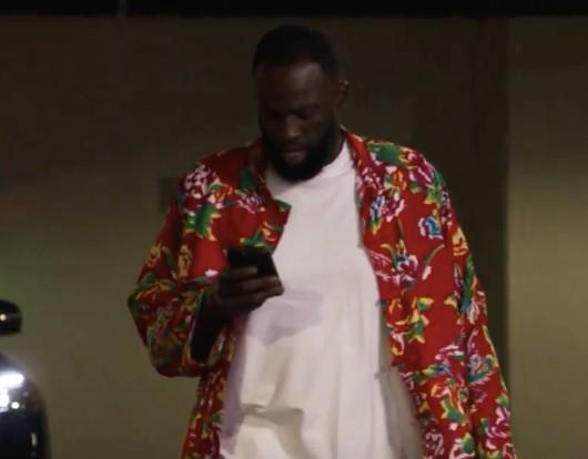 湾区雨姐，追梦格林身着中国东北大花袄进入球馆